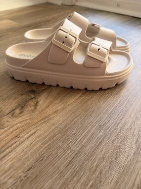 Women’s Double-Buckle Slide Sandals in Cream